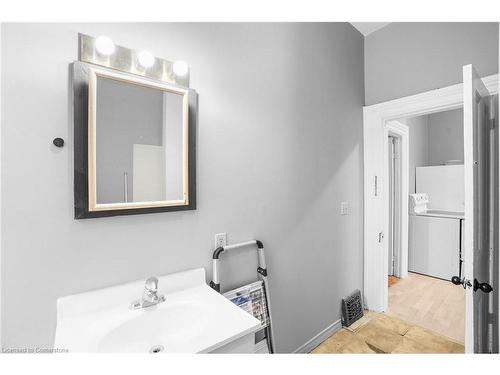 5 Marlborough Street, Brantford, ON - Indoor Photo Showing Bathroom