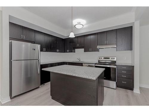 40-142 Foamflower Place, Waterloo, ON - Indoor Photo Showing Kitchen With Double Sink With Upgraded Kitchen