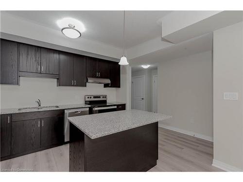 40-142 Foamflower Place, Waterloo, ON - Indoor Photo Showing Kitchen