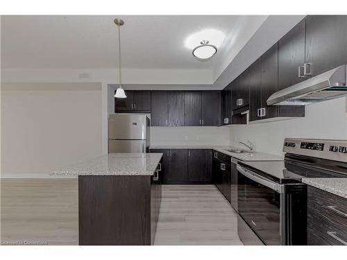 40-142 Foamflower Place, Waterloo, ON - Indoor Photo Showing Kitchen With Upgraded Kitchen