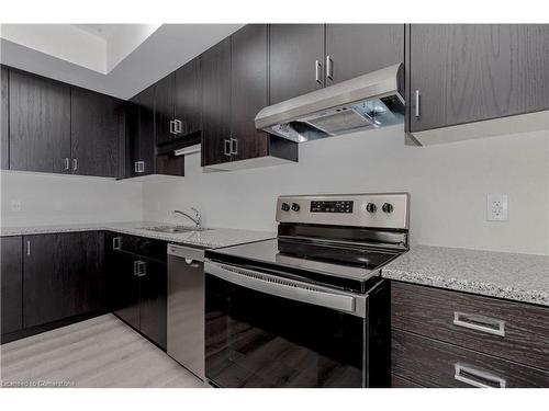 40-142 Foamflower Place, Waterloo, ON - Indoor Photo Showing Kitchen