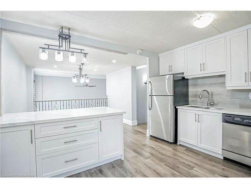 209-180 Mississauga Valley Boulevard, Mississauga, ON - Indoor Photo Showing Kitchen With Stainless Steel Kitchen