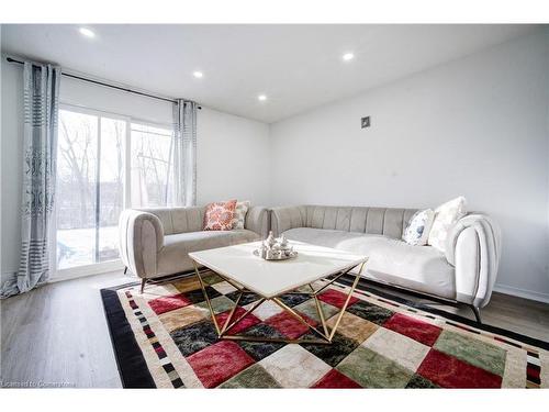 53-40 Imperial Road N, Guelph, ON - Indoor Photo Showing Living Room