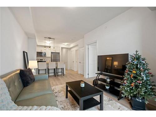 806-450 Dundas Street East, Waterdown, ON - Indoor Photo Showing Living Room