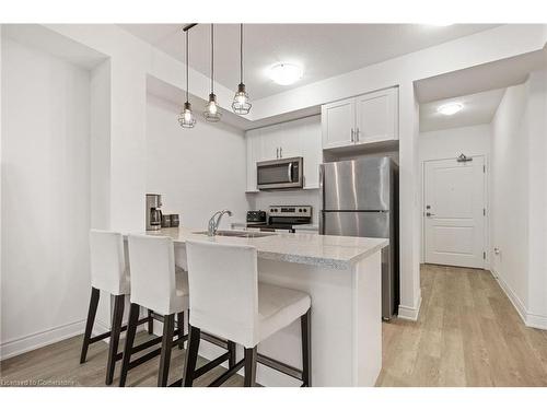 806-450 Dundas Street East, Waterdown, ON - Indoor Photo Showing Kitchen With Upgraded Kitchen