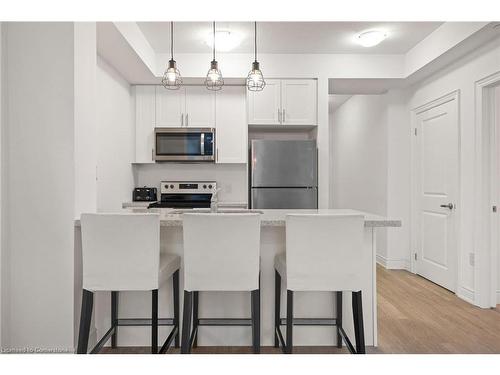 806-450 Dundas Street East, Waterdown, ON - Indoor Photo Showing Kitchen