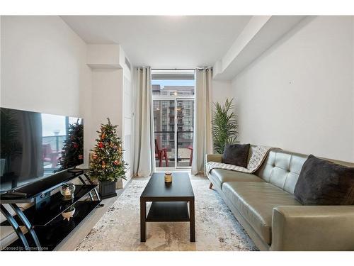 806-450 Dundas Street East, Waterdown, ON - Indoor Photo Showing Living Room