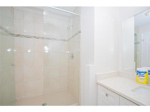 15 Eliza Avenue, Kitchener, ON - Indoor Photo Showing Bathroom