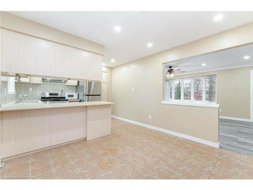 55 Morning Dew Drive, Brantford, ON - Indoor Photo Showing Kitchen