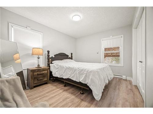 190 Rathowen Street, London, ON - Indoor Photo Showing Bedroom