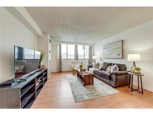 301-40 Bay Mills Boulevard, Scarborough, ON - Indoor Photo Showing Living Room