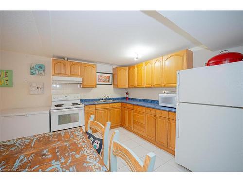 95 Old Colony Road, Richmond Hill, ON - Indoor Photo Showing Kitchen With Double Sink