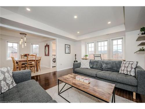 2-2614 Dashwood Drive, Oakville, ON - Indoor Photo Showing Living Room