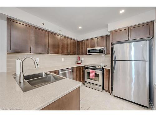 2-2614 Dashwood Drive, Oakville, ON - Indoor Photo Showing Kitchen With Double Sink With Upgraded Kitchen