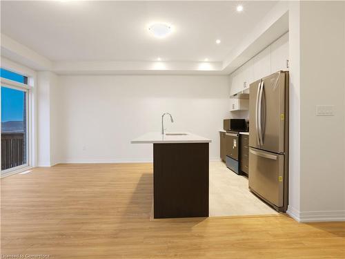 11-400 Newman Drive, Cambridge, ON - Indoor Photo Showing Kitchen