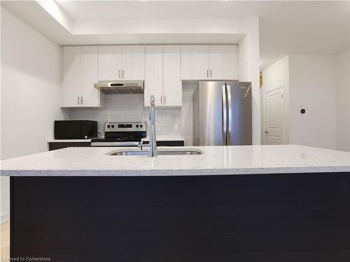 11-400 Newman Drive, Cambridge, ON - Indoor Photo Showing Kitchen With Upgraded Kitchen