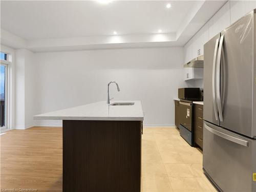 11-400 Newman Drive, Cambridge, ON - Indoor Photo Showing Kitchen