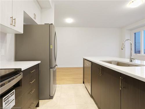 11-400 Newman Drive, Cambridge, ON - Indoor Photo Showing Kitchen