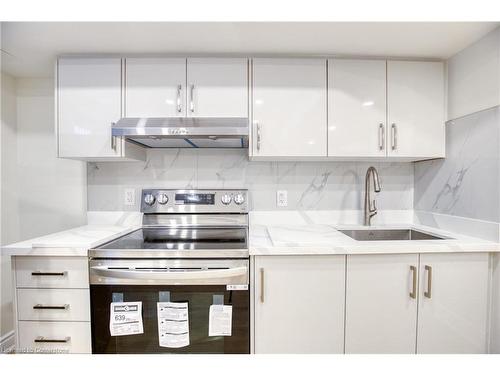 Bsmt-5557 Oscar Peterson Boulevard, Mississauga, ON - Indoor Photo Showing Kitchen