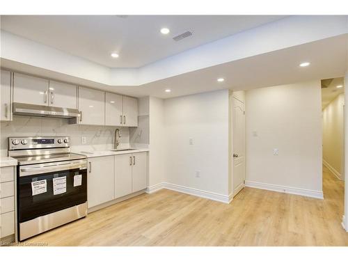 Bsmt-5557 Oscar Peterson Boulevard, Mississauga, ON - Indoor Photo Showing Kitchen