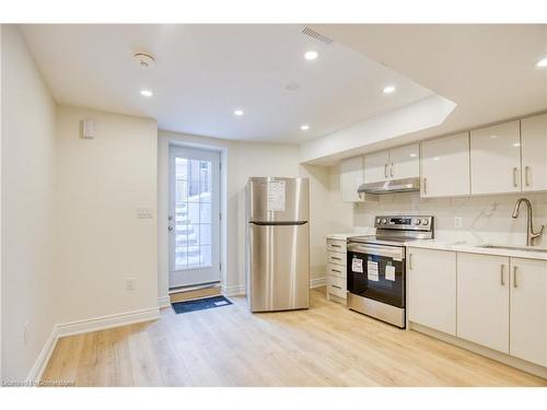 Bsmt-5557 Oscar Peterson Boulevard, Mississauga, ON - Indoor Photo Showing Kitchen