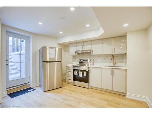 Bsmt-5557 Oscar Peterson Boulevard, Mississauga, ON - Indoor Photo Showing Kitchen