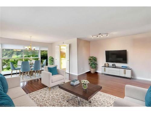 202-880 Dundas Street, Mississauga, ON - Indoor Photo Showing Living Room