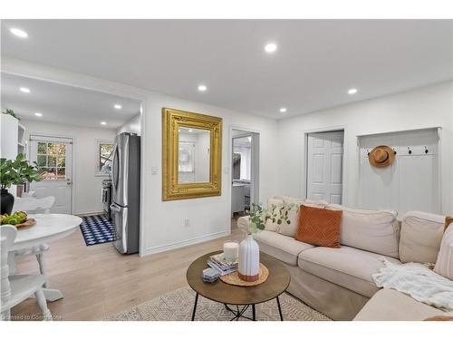 404 Tragina Avenue N, Hamilton, ON - Indoor Photo Showing Living Room