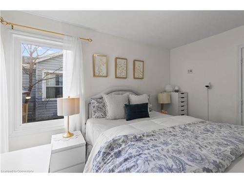 404 Tragina Avenue N, Hamilton, ON - Indoor Photo Showing Bedroom