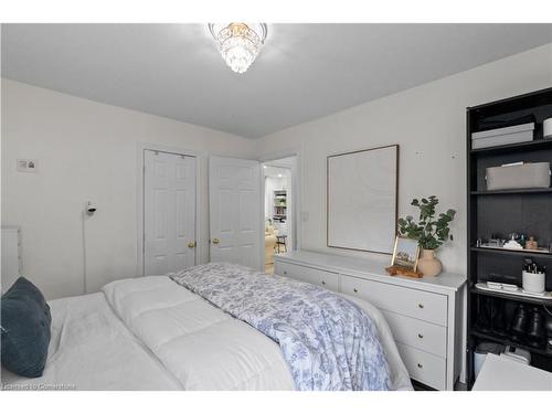 404 Tragina Avenue N, Hamilton, ON - Indoor Photo Showing Bedroom