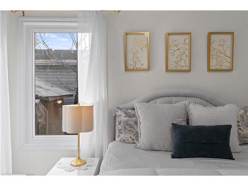 404 Tragina Avenue N, Hamilton, ON - Indoor Photo Showing Bedroom