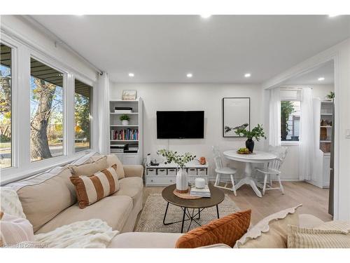 404 Tragina Avenue N, Hamilton, ON - Indoor Photo Showing Living Room