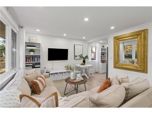 404 Tragina Avenue N, Hamilton, ON - Indoor Photo Showing Living Room