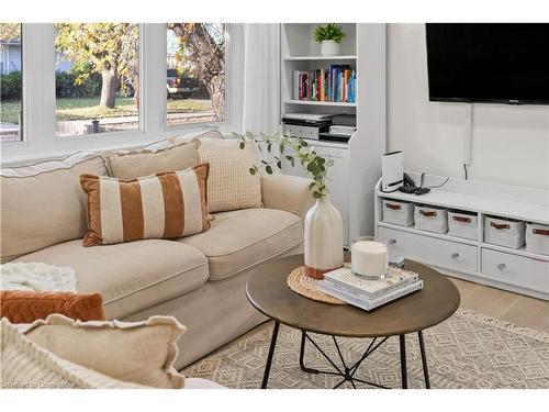 404 Tragina Avenue N, Hamilton, ON - Indoor Photo Showing Living Room