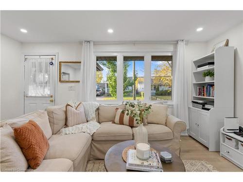 404 Tragina Avenue N, Hamilton, ON - Indoor Photo Showing Living Room