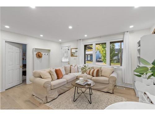 404 Tragina Avenue N, Hamilton, ON - Indoor Photo Showing Living Room