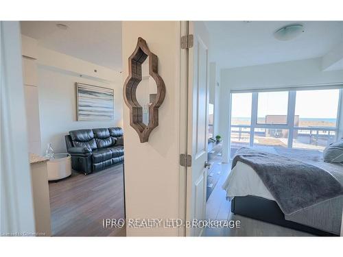 309-560 North Service Road, Grimsby, ON - Indoor Photo Showing Bedroom