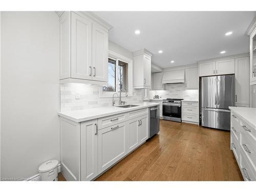 2401 St Frances Drive, Burlington, ON - Indoor Photo Showing Kitchen With Upgraded Kitchen