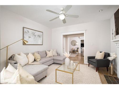 Bldg 1-9 Humewood Drive, Toronto, ON - Indoor Photo Showing Living Room