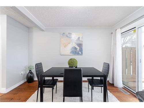 11-205 Highland Crescent, Kitchener, ON - Indoor Photo Showing Dining Room