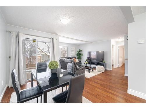 11-205 Highland Crescent, Kitchener, ON - Indoor Photo Showing Living Room