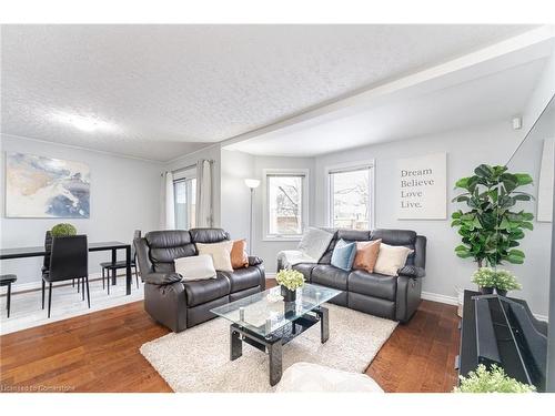 11-205 Highland Crescent, Kitchener, ON - Indoor Photo Showing Living Room