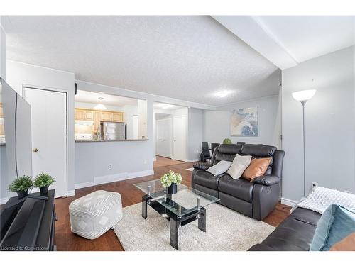 11-205 Highland Crescent, Kitchener, ON - Indoor Photo Showing Living Room