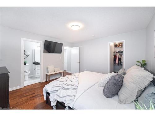 11-205 Highland Crescent, Kitchener, ON - Indoor Photo Showing Bedroom