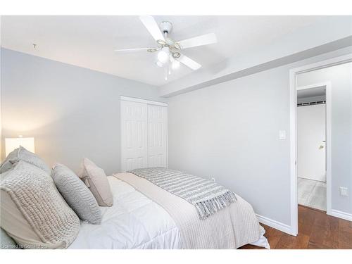 11-205 Highland Crescent, Kitchener, ON - Indoor Photo Showing Bedroom