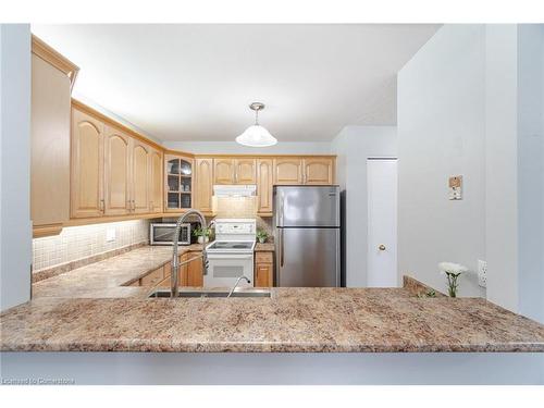 11-205 Highland Crescent, Kitchener, ON - Indoor Photo Showing Kitchen