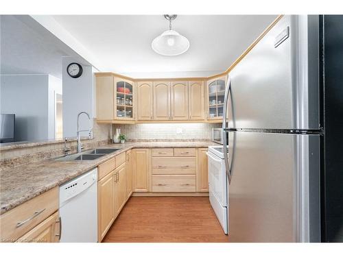 11-205 Highland Crescent, Kitchener, ON - Indoor Photo Showing Kitchen With Double Sink