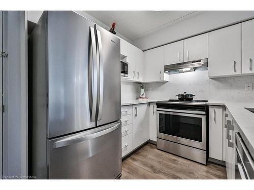 103-1460 Bishops Gate, Oakville, ON - Indoor Photo Showing Kitchen With Stainless Steel Kitchen With Upgraded Kitchen