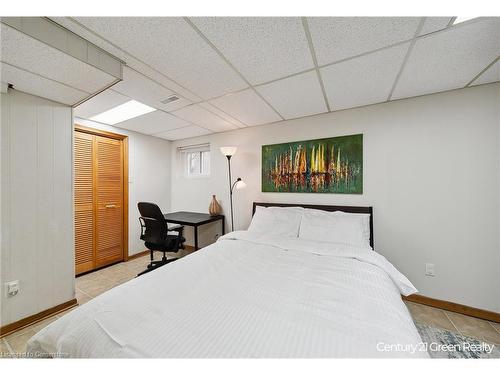 2149 Mountain Grove Avenue, Burlington, ON - Indoor Photo Showing Bedroom