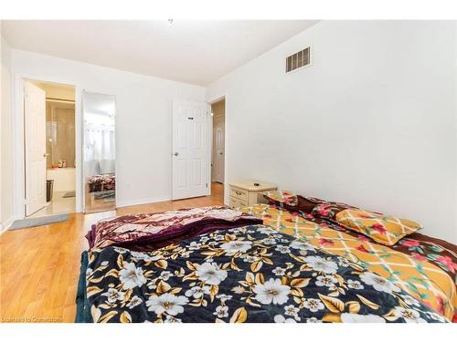 30 Rodwell Court, Brampton, ON - Indoor Photo Showing Bedroom